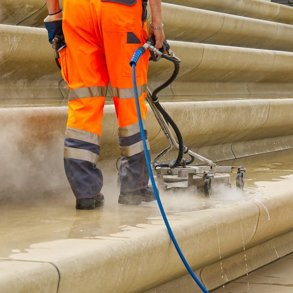 OpticleanPlus bei der Reinigung einer Treppe aus Stein mit Flächenreiniger
